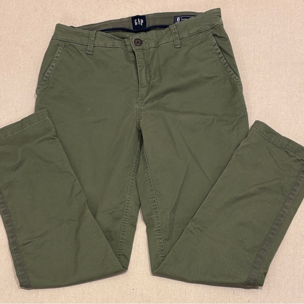 GAP Women’s Olive Chino Pants
Size 6